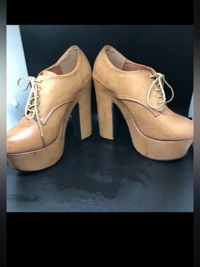 Dollhouse tan Chunky Platform Lace-Up Heels Size 8